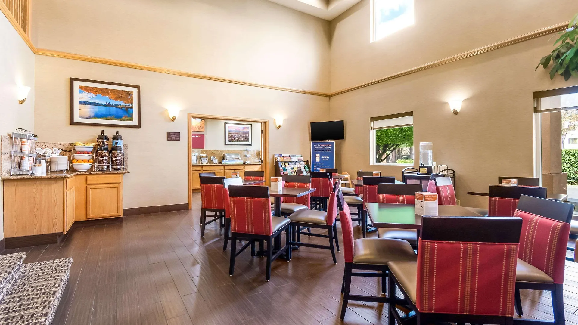 Comfort Suites Portland Airport 2*,