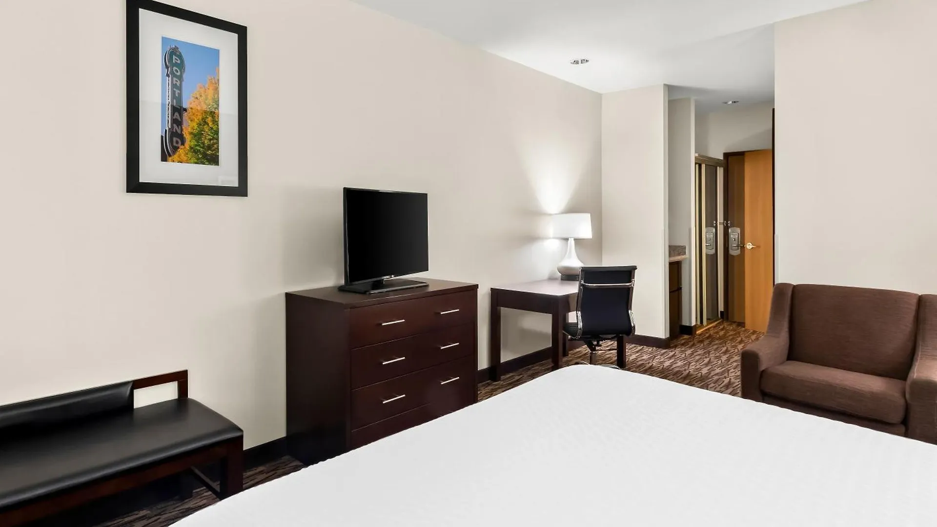 Comfort Suites Portland Airport Hotel